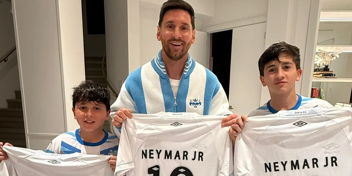 Neymar Memberikan Jersey Santos Nomor 10 kepada Putra Lionel Messi